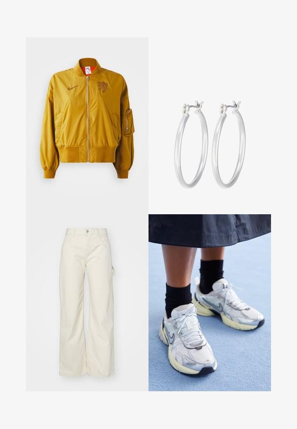Žltá bombar jacket s elastickými manžetami a lemom, s predným zipsom, bočnými vreckami a detailom loga na hrudníku.; Skraćené tričko svetloružovej farby, vyrobené z mäkkej tkaniny. Má okrúhly výstrih a krátke rukávy s malým bielym logom Nike na hrudi.; Široké nohavice svetlo béžovej farby, s vysokým pásom, prednými vreckami a detailom bočného pútka pre zvýšenú funkčnosť.; Biele a strieborné Nike tenisky s mrežovou textíliou, reflexnými akcentmi a béžovou podrážkou. Nosené s čiernymi ponožkami, stojace na modrom povrchu.; Strieborné kruhové náušnice s hladkým, lesklým povrchom. Kolový tvar a bezpečné klikanie na uzatváranie. Ľahký dizajn vhodný na každodenné nosenie.