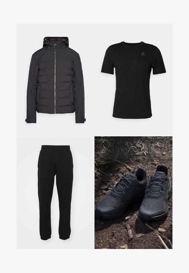 Schwarze gepolsterte Jacke mit Reißverschluss vorne, einer Kapuze und langen Ärmeln. Verfügt über eine einheitliche Textur und ein elegantes, modernes Design.; Schwarzes T-Shirt aus leichtem Material, mit rundem Halsausschnitt, kurzen Ärmeln und einem kleinen Markenlogo auf der oberen linken Seite.; Schwarze Sweatpants aus einem Baumwollmischgewebe, mit elastischem Taillenbund, schmal zulaufenden Beinen und gerippten Bündchen an den Knöcheln. Einfaches Design, keine Muster.; Schwarze Sportschuhe mit einem strukturierten Strickobermaterial, verstärkter Zehenkappe und gepolsterten Sohlen, die auf erdigem Boden mit verstreuten Zweigen präsentiert werden.