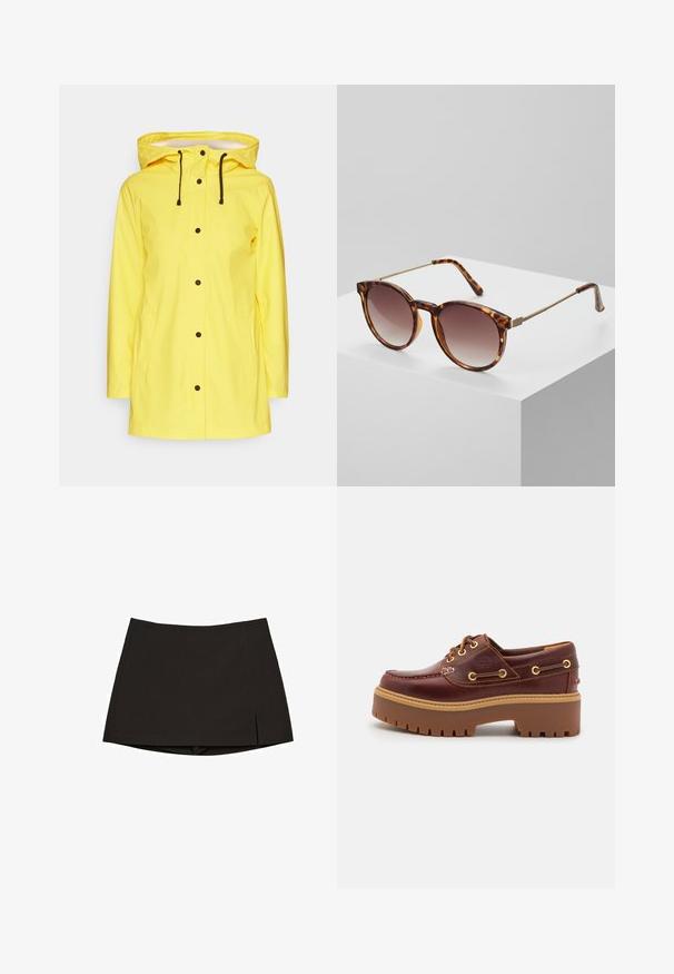 Imperméable jaune avec capuche, accentué par des finitions noires et des cordons de serrage. Comprend deux poches avant et une fermeture à bouton.; Haut à manches courtes gris foncé avec un col bateau. Fabriqué en tissu côtelé, il présente une coupe décontractée et un ourlet propre. Design simple, sans motifs.; Mini-jupe noire en tissu lisse, avec une coupe droite, des fentes latérales et un ourlet net. Simple et polyvalente.; Chaussure bateau en cuir marron avec une semelle en caoutchouc marron épaisse, œillets dorés et coutures contrastantes. Présente un logo sur le côté.; Lunettes de soleil écaille de tortue avec verres dégradés et fins accents en métal doré. Dotées de montures arrondies et de branches élégantes pour un look moderne.; Bague en or avec un bord festonné, ornée de pierres précieuses en forme de poire de couleurs multiples le long de l'extérieur pour un détail vibrant.