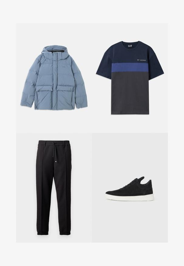 Světlomodrá péřová bunda s kapucí, která má přední zip, dvě velké přední kapsy a hladkou, prošívanou texturu.; Námořnická modrá bavlněná tričko s horizontálním modrým pruhem a tmavě šedou spodní částí. Obsahuje malé logo v horním levém rohu.; Černé kalhoty s páskem, šňůrkou na stažení a elastickými manžetami. Obsahují sklady a hladkou, strukturovanou látku.; Černé semišové tenisky s bílou gumovou podrážkou, s tónovým prošitím a šněrováním. Hladký povrch s moderním, aerodynamickým tvarem.