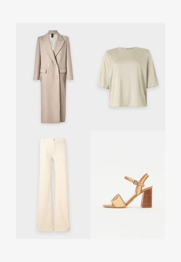 DRYKORN WORCESTER - Mantel - sand; Korte mouw, losse top in lichtbeige, met een ronde halslijn en een zachte textuur, gemaakt van een gladde, lichte stof.; Crèmegekleurde wijde jeans met een gladde textuur, voorzien van twee achterzakken en een sluiting met een knoop aan de voorkant. Rechte snit met een hoge taille.; Bruine leren en geweven rieten sandalen met hak, voorzien van een enkelbandje, open teen en een chunky houten hak met horizontale strepen.
