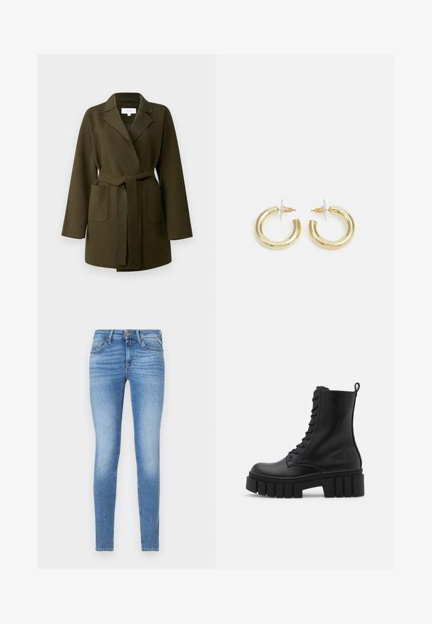 VILA VIJUICE BELT JACKET - Klasičan kaput - four leaf clover; Maslinasto zelena dug rukav ribljasta majica s ruffles na obliku vrata i naglascima na ramenima, izrađena od rastezljivog materijala za usklađeni siluet.; Uske slim-fit svijetloplave teksas traperice s srednjim strukom, prednjim gumbom i dizajnom s pet džepova.; Crne kožne gležnjače s debelim, rebrastim potplatom, vezanjem sprijeda i uzicom za povlačenje na glatkoj bijeloj podlozi.; Zlatne kružne naušnice s glatkom, sjajnom završnom obradom. Kružni dizajn s malom potporom i prozirnom podlogom za sigurno nošenje.