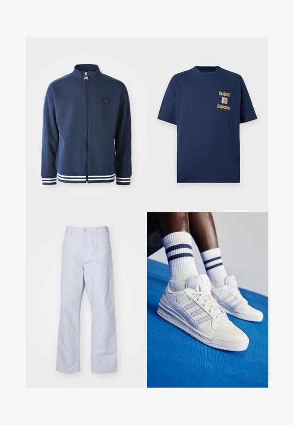 Marintröja med hög krage, hel dragkedja och logotyp framtill. Har vita randdetaljer på ärmslut och nederkant, tillverkad av ett mjukt tyg.; Marinblå bomull t-shirt med korta ärmar, med guldtexten "Carhartt University" och en logopatch på vänster bröst.; Ljusblå, raka byxor i bomull. Har en framficka, dragkedjegylf och en enda metallknapp i midjan.; Vita lädersneakers med perforerade detaljer, tre metalliska ränder och en strukturerad sidopanel. Bärs med vita strumpor med blå ränder.