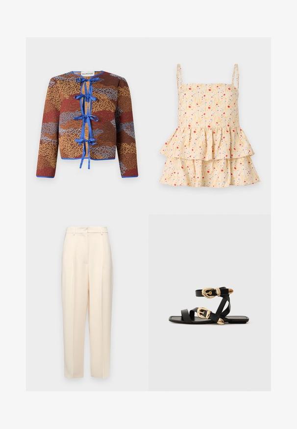Barna mintás dzseki hosszú ujjakkal, kék szalagkötésekkel, kontrasztos szélekkel, valamint textúrált felülettel, piros és kék akcentussal.; Helmstedt ELLIE - Blúz - cornflower; Beige, egyenes szabású testre szabott nadrág, elöl plisszírozással, sima textúrával és közepes derékkal. Nincsenek látható zsebek.; Fekete bőr szandál arany csattal, több hevederrel és lapos talpú dizájnnal, nyitott lábujjú viselethez.