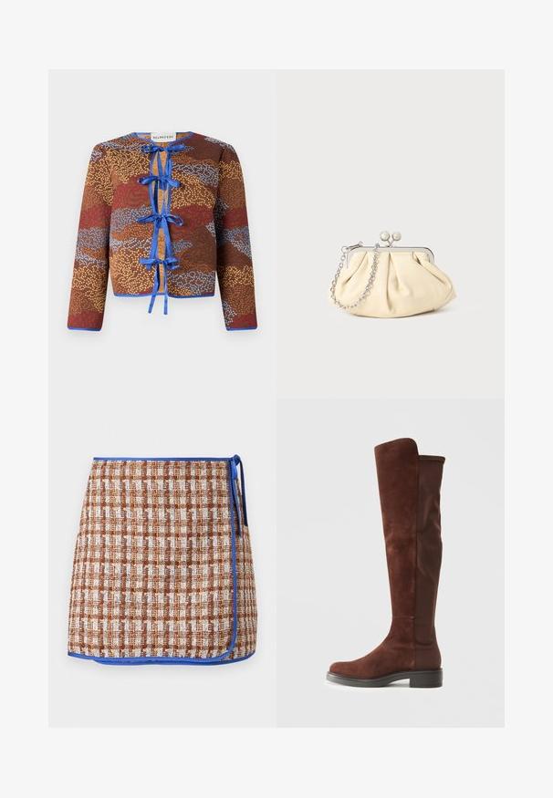 Brūns rakstains žakets ar garām piedurknēm, ar zilu lentu saitēm, kontrastējošām malām un teksturētu virsmu ar sarkaniem un ziliem akcentiem.; Balts īsais krekls ar brīvu piegriezumu, platām īsām piedurknēm, apaļu kakla izgriezumu un sānu šķērsojumiem, izgatavots no mīksta kokvilnas auduma.; Auduma aptinuma svārki brūnā un baltā pārbaudītu rakstu ar zilām apmalēm. Ar sānu sasiešanu un faktūrētu audumu, kas pievieno papildu detaļas.; Augstas brūnas zamšā un audumā izgatavotas zābakus ar zemu melnu papēdi un noapaļotu purngalu, attēlotas sānos uz vienkrāsu baltā fona.; Rūpīgi pleatota bežīga ādas somiņa ar sudraba metāla rāmi, kurai ir divas apaļas dekoratīvas sprādzes un sudraba ķēdes siksna.