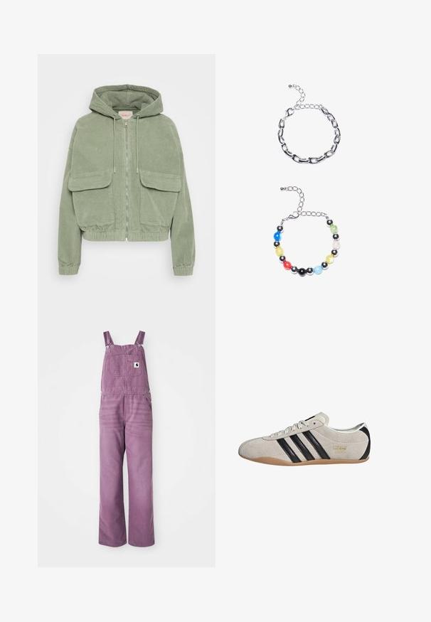 Jachetă din corduroy verde cu glugă, închidere frontală cu fermoar, două buzunare mari în față și elastic la tiv și la manșete pentru o siluetă ajustată.; Polo verde tricotat cu mâneci scurte, având un model texturat cu cercuri mari și închidere cu butoane.; Salopete din denim mov, cu bretele ajustabile, buzunar frontal și picioare largi. Materialul prezintă o ușoară textură; accesoriile sunt din metal argintiu.; Tenisi din suede cu un toc gri, dungi negre și o talpă din cauciuc de tip gumă. Prezintă un sistem de închidere cu șireturi și un detaliu cu logo auriu pe lateral.; Brățară din lanț argintiu, cu linkuri elongate deasupra. Sub aceasta, o brățară colorată din mărgele cu mărgele negre, albastre, verzi, galbene, roșii și transparente.
