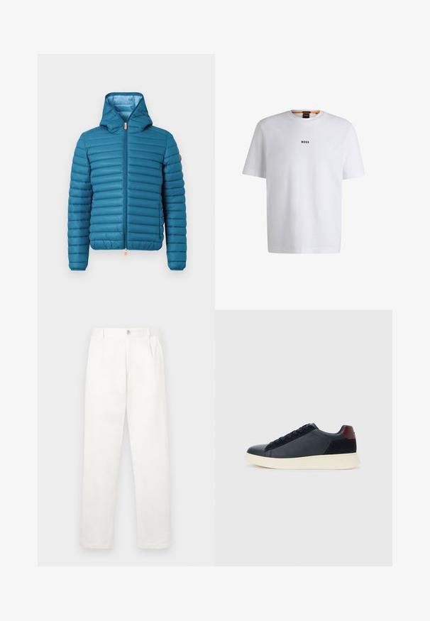 Türkiz színű pufi dzseki kapucnival, vízszintes tűzött kialakítással, teljes cipzárral és állítható aljjal. Jellemzője egy homokszínű akcentus a válltájékon.; Fehér pamut póló rövid ujjakkal, középen fekete "BOSS" logóval a mellkason és kerek nyakú kialakítással.; Fehér nadrág sima anyagból, egyenes lábbal, elülső pliszékkal és egy gombos záródással a derékon.; Fekete bőr és velúr alacsony szárú férfi sneaker, bordó sarokpanellel és fehér gumi talppal, oldalnézetből.
