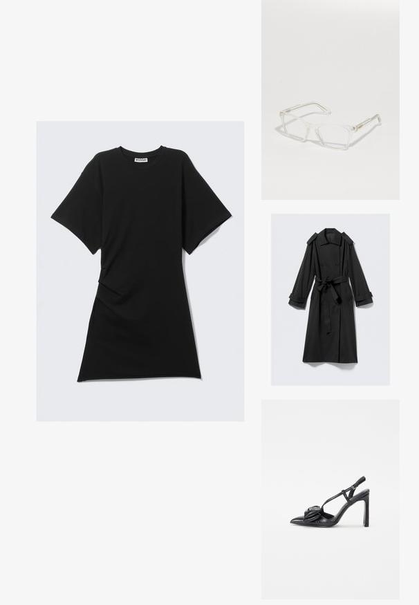 Čierny trench coat po členky vyrobený z hladkej látky. Má dvojité zapínanie, široké klopy, ramenné epaulette a opasok na viazanie.; Čierna bavlnená šaty s krátkym rukávom a okrúhlym výstrihom, bočnými riasenými detailmi a rovnou lemou. Hladká textúra a neformálny dizajn.; Čierna lodička s vysokým podpätkom a špicatou špičkou, lesklý povrch, tenké remienky a dekoratívny plisovaný detail na prednej strane.; Jasné obdlžnikové okuliare s tenkými priehľadnými rámami a kovovými akcentmi. Výrazné detaily zahŕňajú subtílnu značku na ramienkach a hladkú textúru.