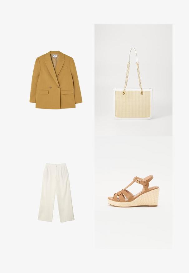 Dwurzędowa żółta marynarka z klapami, dwoma przednimi kieszeniami i brązowymi guzikami, charakteryzująca się zdefiniowaną sylwetką i gładką teksturą.; Biały body z kwadratowym dekoltem, bez rękawów, gładką fakturą i zapięciem na napy na dole. Prosty i minimalistyczny styl.; Spodnie z szerokimi nogawkami w kremowej tkaninie o gładkiej fakturze, z pojedynczym guzikiem z przodu, subtelnymi plisami i wysokim stanem.; Beżowe sandały na koturnie z krzyżowymi paskami, regulowanym zapięciem na kostkę oraz teksturowanym plecionym koturnem w stylu espadryli.; Beżowa torebka z plecionego siana z białymi skórzanymi detalami, podwójnymi złotymi łańcuszkami jako uchwytami oraz prostokątnym kształtem. Powierzchnia ma teksturowany wzór.