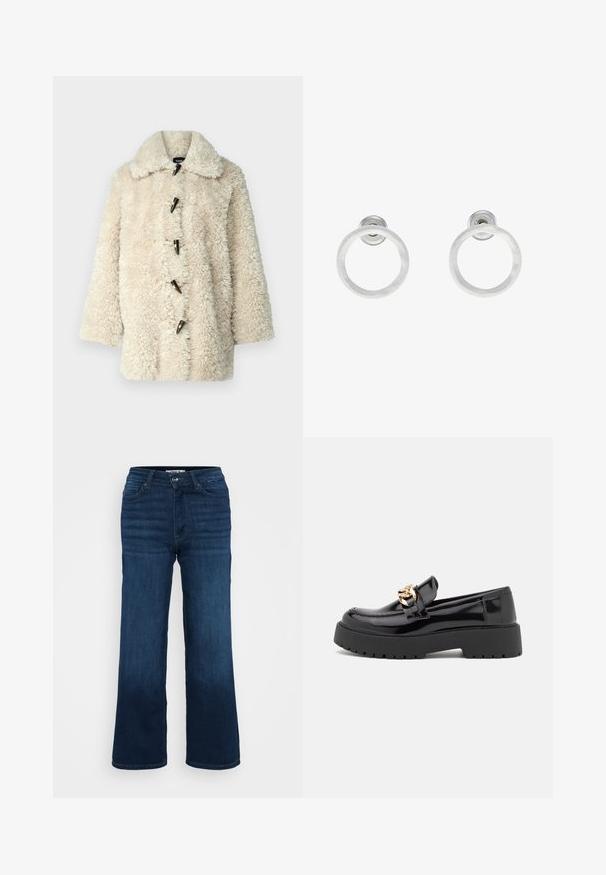 Kreminės spalvos dirbtinės kailio palaidinė su įpjovimu, ilgomis rankovėmis ir spaustukais. Turi tekstūrišką, pūkuotą paviršių ir laisvą siluetą.; Even&Odd Petite 2 PACK - Viršus - light grey/black; ONLY Petite ONLMADISON BLUSH WIDE - Platėjantys džinsai - dark blue denim; Juodi patentiniai odiniai loaferiai su masyviu juodu padu ir auksiniais detalėmis. Lygus paviršius ir apvalus pirštų dizainas.; Sidabriniai metaliniai auskarai žiedų pavidalu su šveitimo tekstūra, turintys apvalų dizainą ir skaidrų laikiklį saugiam dėvėjimui.