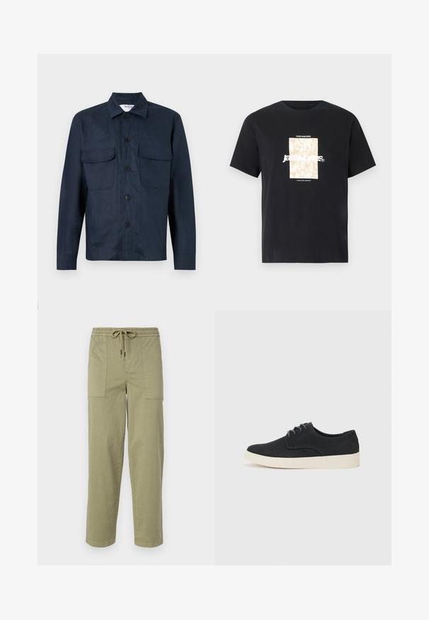 Giacca camicia blu navy realizzata in tessuto leggero, con chiusura a bottoni, due tasche sul petto e colletto a punta. Tessuto morbido.; Maglietta in cotone nera con collo tondo. Presenta una grafica rettangolare beige e il testo bianco, "JAWO," centrato sulla parte frontale. Maniche corte.; Pantaloni verde oliva chiaro realizzati in tessuto misto cotone, con una vita elasticizzata e cordoncino, e due ampie tasche laterali.; Scarpa in suede nera con lacci, punta arrotondata, suola leggera color crema e dettagli di cucitura blu discreti sulla parte superiore.