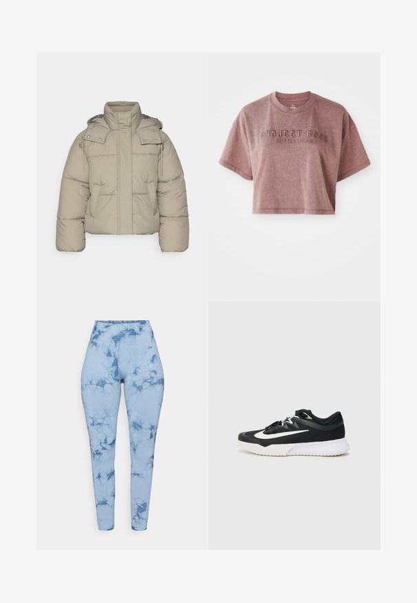 Beige polsterdatud jakk, millel on kõrge krae, eemaldatav kapuuts ja esitaskud. Tekstureeritud kangas nähtava õmblusega ja metallist nupudetailidega.; Lühikeste varrukatega, lühendatud T-särk tolmuroosa värviga, valmistatud pehmest kangast. Esiküljel on reljeefne tekst "PROJECT ROCK" ja "STOP FOR NOTHING."; Sinine marmorikujundusega retuusid kõrgema vöökohtaga, valmistatud venivast kangast, millel on sile tekstuur ja kindlasti istuv disain.; Mustad mustressport kingad valgete detailidega, millel on tekstureeritud ülemine osa, ümmargune varvas, lame sidumispael ja paks valgest kummist tald.