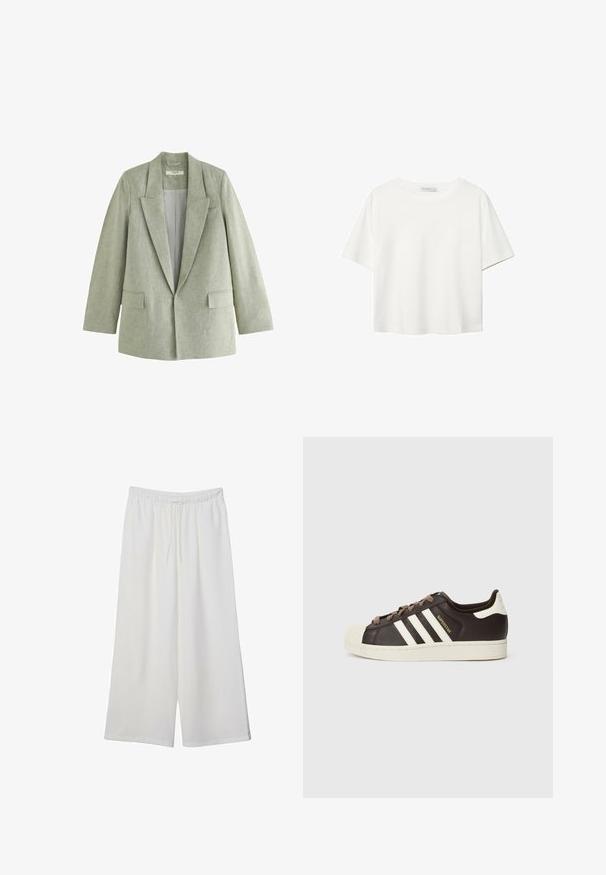 Hellgrünes Blazer aus strukturiertem Stoff, mit einem Reverskragen, Ein-Knopf-Verschluss und zwei Vorderen Taschen. Gestreiftes Futter sichtbar.; Weißes T-Shirt mit kurzen Ärmeln aus Baumwolle. Hat einen Rundhalsausschnitt und eine lockere Passform. Glatte Textur ohne sichtbare Muster oder Akzente.; Weiße, weit geschnittene Hosen aus leichtem Stoff, mit einem elastischen Bund und einem Zugband für eine verstellbare Passform. Glatte Textur.; Low-Top Adidas Superstar Sneaker aus dunkelbraunem Leder mit cremefarbener Schale an der Spitze, weißen Streifen und dem Schriftzug "Superstar" an der Seite.