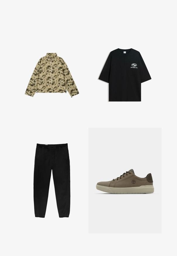 Groene en beige camouflage fleecejack met een hoge kraag, ritssluiting en zijzakken. Heeft een gestructureerd, zacht oppervlak.; Zwarte oversized katoenen t-shirt met een ronde halslijn en korte mouwen, met een witte "Shibuya" logo gedrukt op de voorkant.; Zwarte elastische taillebandbroeken met een trekkoord, taps toelopende benen, zijzakken en subtiele stiksels aan de zijkanten. Zachte katoenachtige stof.; Bruine leren sneakers met een laag profiel, rubberen zool, en groene accenten; voorzien van een logo aan de zijkant en gestructureerde panelen voor grip.