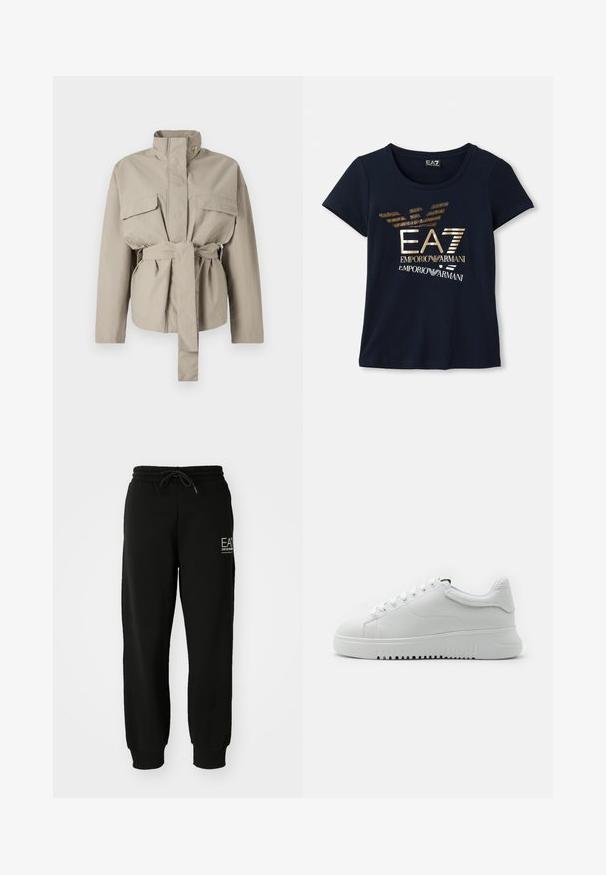 Beige Utility-Jacke mit hohem Kragen, langen Ärmeln, zwei Fronttaschen und gebundenem Taillengürtel. Hergestellt aus einem glatten Stoff mit strukturiertem Schnitt.; Marineblaue Kurzarm-T-Shirt aus Baumwolle, mit einem grafischen Logo in metallischem Gold, das Text und stilisierte Adlerflügelakzente zeigt.; Schwarze Jogginghose aus weichem Baumwollmix, mit elastischem Bund, Kordelzug und schmal zulaufenden Knöchelbündchen. Mit Logo-Detail auf der Vorderseite.; Weiße Sneaker mit einem Obermaterial aus strukturiertem Leder, runder Zehenpartie und Schnürdesign. Dicke weiße Gummisohle mit strukturiertem Griffmuster.