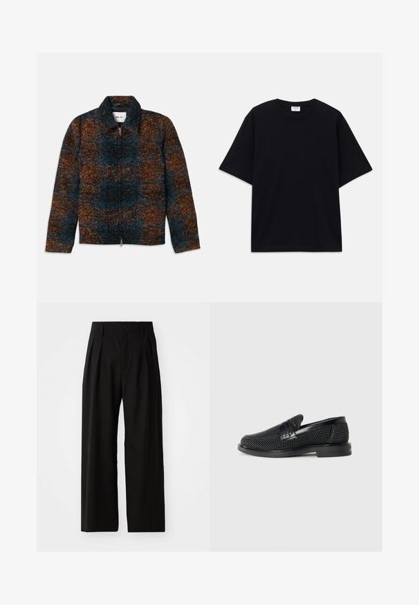 Vilnos mišinio švarkas su apykakle, pasižymintis tamsiai mėlynos, oranžinės ir rudos spalvų raštu. Priekinis užtrauktukas ir šoniniai kišeniai.; Juodas trumpas rankovėmis per didelis marškinėliai su apvaliu iškirpimu ir matoma Filippa K prekės ženklo etiketė vidinėje apykaklės pusėje.; Juodos plačios kelnės su sklandžiu paviršiumi, turinčios dvi priekinės raukšles, užsegimą su mygtuku ir šonines kišenes. Patvari medžiaga.; Juodas pintas slip-on tipo batelis su lygiu odiniu akcentu viršuje, apvalios nosies dizainas ir žemas guminis padas.