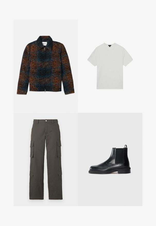 Kabát z vlněné směsi s límcem, který má barevný vzor v tmavě modré, oranžové a hnědé. Přední zip a boční kapsy.; Bílá bavlněná tričko s kulatým výstřihem, krátkými rukávy a volným střihem. Hladká textura, bez vzorů nebo ozdob.; Tmavě šedé cargo kalhoty rovného střihu s zapínáním na knoflík a čtyřmi klopovými kapsami, dvě na stehnech a dvě poblíž lýtek.; Černé kožené Chelsea boty s elastickým bočním panelem, kulatou špičkou, poutkem na patě a nízkou vrstvou podrážky na jednobarevném pozadí.