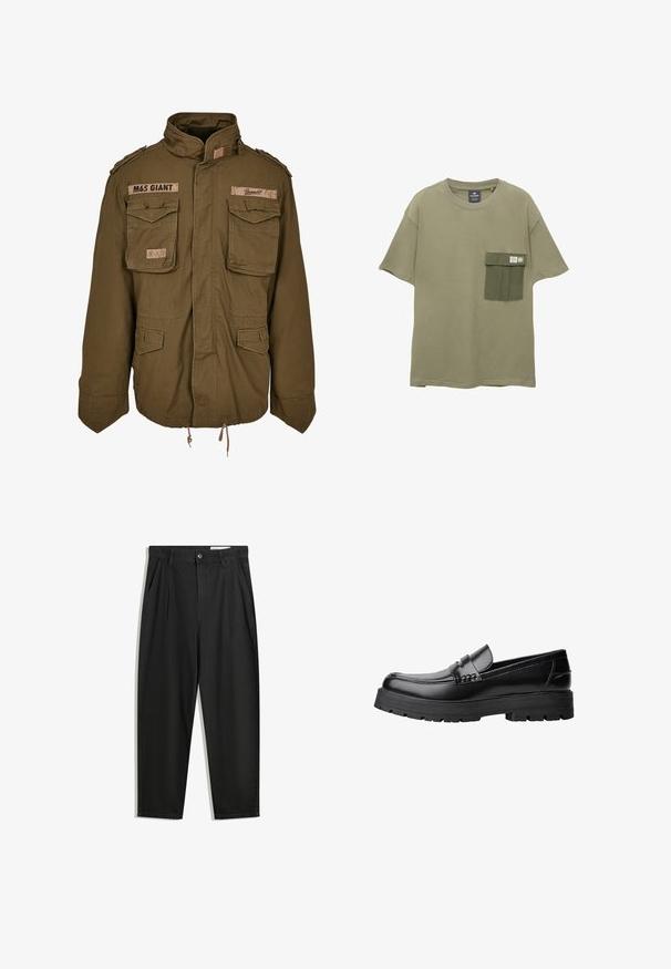Oliivinvihreä M65-takki, jossa on pystykaulus, kaksi rintataskua, säädettävä vyötärön nauha ja ommellut tikkupatchit olkapäillä.; Oliivivihreä t-paita, joka on valmistettu pehmeästä puuvillasta. Paidassa on suorakaiteen muotoinen tasku tummemman vihreän sävyssä, jossa on läppä ja kaksi nepparia.; Mustat puuvillahousut rentoa mallia, joissa on klassinen vyötärö, etukangastukset ja sivutaskut. Sileä pinta ilman kuvioita.; Musta nahkainen loaferi, jossa on paksu urheilupohja ja koristeellinen hihna yläpääkkeellä, esitettynä vasemman sivuprofiilin kuvassa valkoista taustaa vasten.