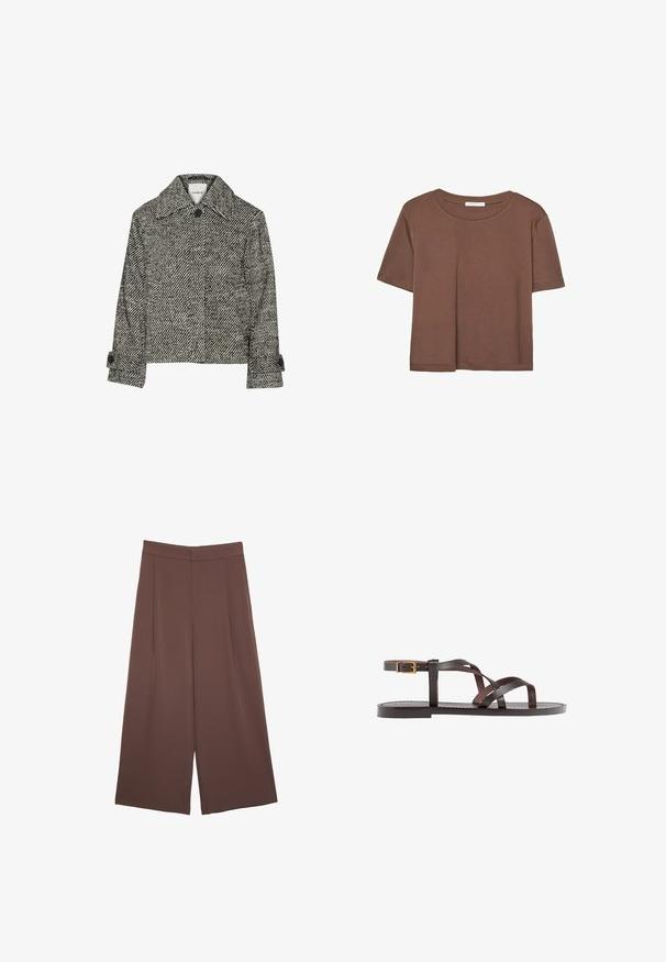 Płaszcz w wzór chevron w czarno-białym kolorze, z kołnierzem, przednim zapięciem na guziki oraz podwiniętymi mankietami. Miękka tekstura.; Brązowa koszulka z krótkim rękawem, wykonana z miękkiego materiału, z okrągłym dekoltem i luźnym krojem. Brak widocznych wzorów lub akcentów.; Brązowe spodnie o szerokich nogawkach z gładką fakturą, z wysokim stanem i plisami z przodu. Materiał jest lekki i luźno opada.; Brązowe skórzane sandały z krzyżującymi się paskami, zapięciem na klamrę przy kostce oraz płaską podeszwą z minimalnymi detalami szycia.