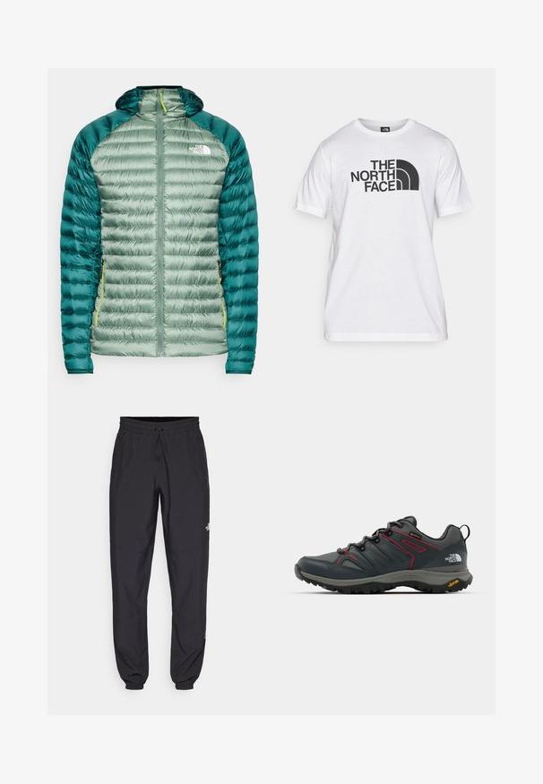 Giacca a vento verde con cappuccio. Presenta un design trapuntato, una shell liscia e maniche di un verde scuro a contrasto. Include una zip frontale e un logo sul petto.; T-shirt bianca in cotone con stampa grafica nera che presenta testo e un design del logo curvo. Collo rotondo e maniche corte. Texture semplice.; Pantaloni sportivi neri realizzati in tessuto leggero, con vita regolabile con cordino, tasche laterali e orli affusolati alle caviglie.; Scarpa da trekking grigia con accenti rossi, tomaia in mesh e materiale sintetico, sistema di allacciatura e suola Vibram per aderenza. Caratterizzata da Gore-Tex per la resistenza all'acqua.