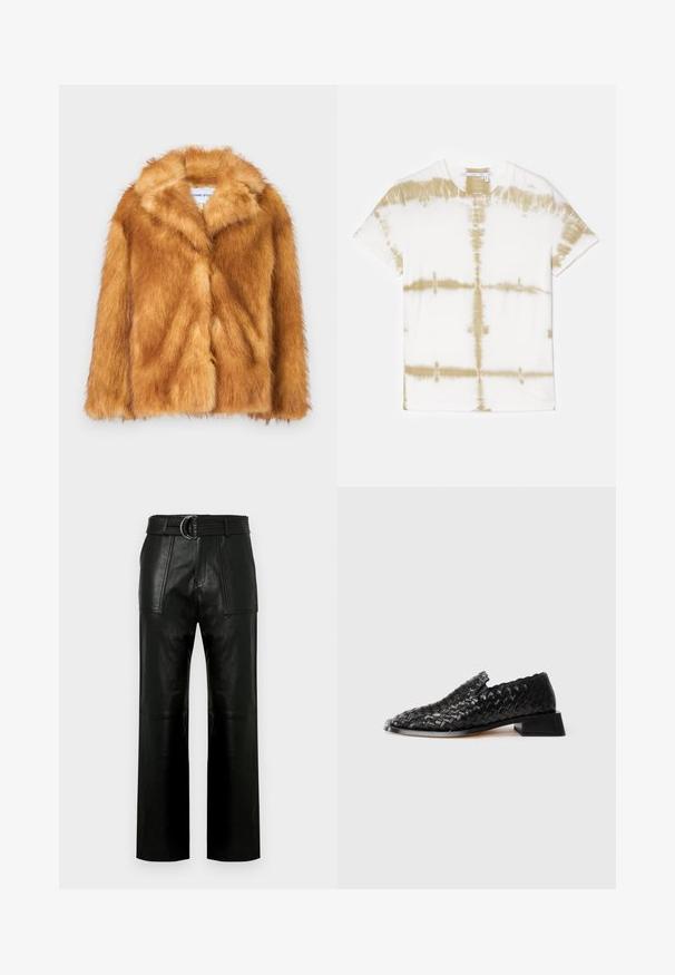 Krátký hnědý kožich z umělé kožešiny s širokým límcem, otevřeným předním dílem a měkkým, texturovaným povrchem s běžným střihem a bez viditelných zapínání.; Krémové bavlněné tričko s tie-dye vzorem v zemitých béžových odstínech. Krátké rukávy a kulatý výstřih, s volným střihem.; Vysoké černé kožené kalhoty s širokými nohavicemi, velkými předními kapsami a odpovídajícím páskem s dvoubodovou sponou.; Černé kožené tkané nazouvací boty s nízkým blokovým podpatkem a detailním vroubkováním na okrajích, vystavené na bílém pozadí.