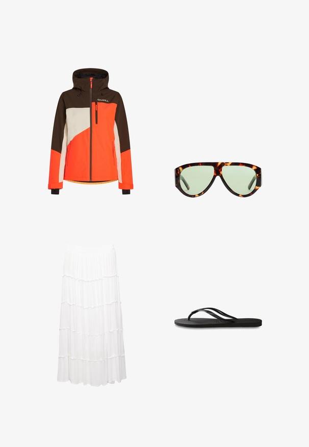 Bunte Skijacke mit Kapuze, die braune, orange und weiße Panele aufweist. Sie verfügt über Reißverschlusstaschen und einen verstellbaren Saum.; Weißes Baumwoll-T-Shirt mit kurzen Ärmeln, rundem Ausschnitt und glatter Textur. Die Rückseite ist einfarbig ohne zusätzliche Muster oder Designs.; Weiße, gestufte Rock aus leichtem Stoff, mit einem dehnbaren Bund, Rüschenschichten und einem fließenden Design, das bis zur Mitte der Wade reicht.; Schwarze Flip-Flops mit einer strukturierten Gummisohle, zwei schlanken Riemen und einem dezenten, geprägten Logo-Detail auf dem Riemen.; Schildpatt-Sonnenbrille mit grünen Gläsern, kantigem Design, breiten Rahmen und betonter Augenbrauenlinie. Die strukturierte Oberfläche verleiht Tiefe.