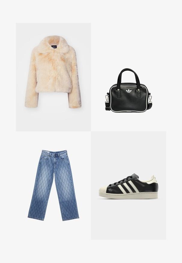 Sako z umělé kožešiny v světle béžové barvě, s širokým límcem a dlouhými rukávy, s měkkou, nadýchanou strukturou a bez viditelných zapínání.; Tmavě šedý dlouhý rukáv top vyrobený z bavlněné směsi. Krabicový střih s kulatým výstřihem a spadlými rameny, s viditelným šitím.; Džíny s širokými nohavicemi v světle modré barvě s prošívaným diamantovým vzorem, s pěti kapsami a zapínáním na knoflík v pase.; Černé kožené sneakers s bílými pruhy, gumovou špičkou, černými tkaničkami a krémovou podešví. Hladký povrch s lesklým finišem.; Černá kožená kabelka se dvěma krátkými uchy, stříbrným kováním, bílými detaily a bílým logem. Má texturovaný povrch a kompaktní design.
