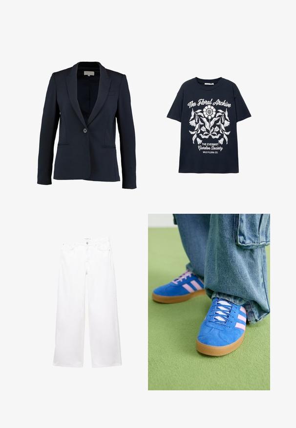 Granatowa marynarka z klapami, z pojedynczym zapięciem na guzik i dwoma przednimi kieszeniami. Gładki materiał i dopasowany krój.; Granatowa koszulka z krótkim rękawem z białym graficznym wzorem kwiatowym oraz napisami "Archiwum Kwiatowe", "Towarzystwo Ogrodów Evermist" i "Wild Flora Co."; Białe dżinsy o szerokich nogawkach, wykonane z denimu o gładkiej strukturze. Posiadają zapięcie na guzik i zamek błyskawiczny oraz dwie przednie i dwie tylne kieszenie.; Niebieskie zamszowe buty z różowymi paskami i białymi sznurowadłami, z gumową podeszwą, zestawione z luźnymi dżinsami na zielonej powierzchni.