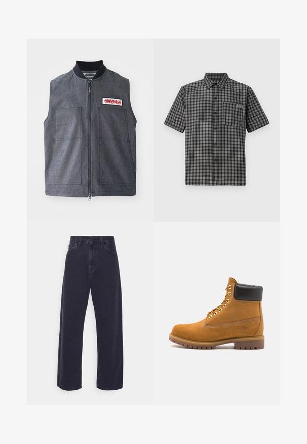 Temně šedá vesta s předním zipem, dvěma velkými předními kapsami, žebrovaným límcem a dekorační nášivkou s červeným designem.; Tričko s krátkým rukávem v černobílé kostkované vzoru, s límcem na knoflíky, přední kapsou a malou nášivkou na hrudi.; Tmavé denimové džíny se širokým střihem, vysokým pasem a pěti kapsami. Mají klasické zapínání na knoflík a zip.; Hnědé semišové kotníkové boty s černým polstrovaným límcem, zlatými kovovými očky, bílým prošíváním a odolnou gumovou podrážkou s výraznými drážkami.