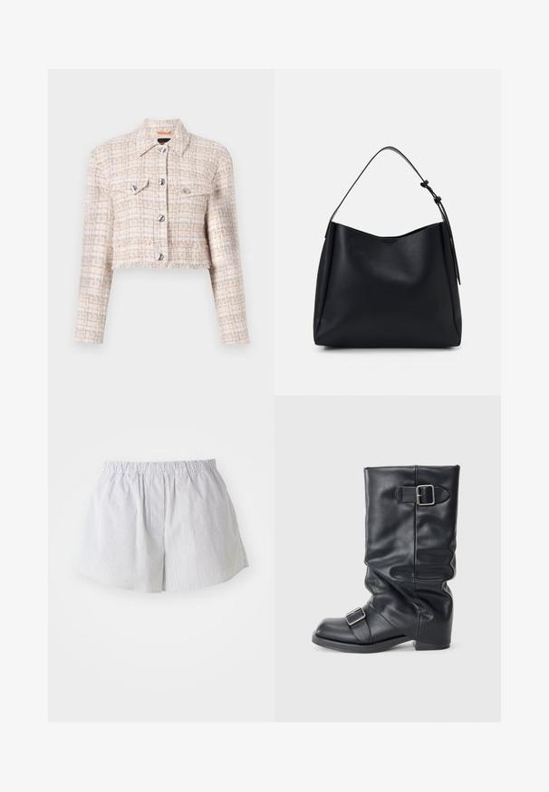Gekürzte Jacke aus beigem und cremfarbenem Tweed, mit silbernen Druckknöpfen, zwei Brusttaschen und einem ausgefransten Saum. Strukturmuster insgesamt.; Zwei schwarze Baumwoll-T-Shirts mit Rundhalsausschnitten, kurzen Ärmeln und einer glatten Textur. Jedes Shirt ist identisch und trägt das Markenlabel im Ausschnitt.; Gestreifte Shorts aus hellblauem und weißem Baumwollstoff, ausgestattet mit einem elastischen Bund und einem lockeren Schnitt sowie seitlichen Öffnungen für eine bessere Bewegungsfreiheit.; Schwarzer Lederstiefel mit gefaltetem Schaft, ausgestattet mit zwei silbernen Schnallen. Abgerundete Spitze und ein niedriges, flaches Sohlendesign. Glatte Textur, minimale Details.; Schwarze Leder-Hobo-Tasche mit einem einzigen Schulterriemen, glatter Textur, tapered Oberseite und minimalistischem Design ohne sichtbare Hardware.; Pilgrim UNFOLD - Halskette - silver-coloured