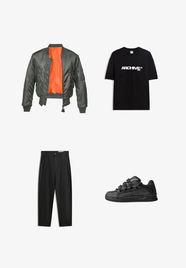 Olivovo zelená bomber bunda so zipsom vpredu, rebrovanými manžetami a oranžovou nylonovou podšívkou. Obsahuje postrannú vrecko so zipsom.; Čierne bavlnené tričko s krátkymi rukávmi a okrúhlym výstrihom, s bielym logom "ARCHIVE inc." na hrudi.; Čierne bavlnené nohavice s voľným strihom, s klasickým pásom, prednými záhybmi a bočnými vreckami. Hladká textúra bez vzorov.; Čierne tenisky s hladkým koženým zvrškom, štruktúrovanými akcentami a okrúhlymi čierno-bielymi šnúrkami. Hrubá gumená podrážka s vzorovaným dezénom.