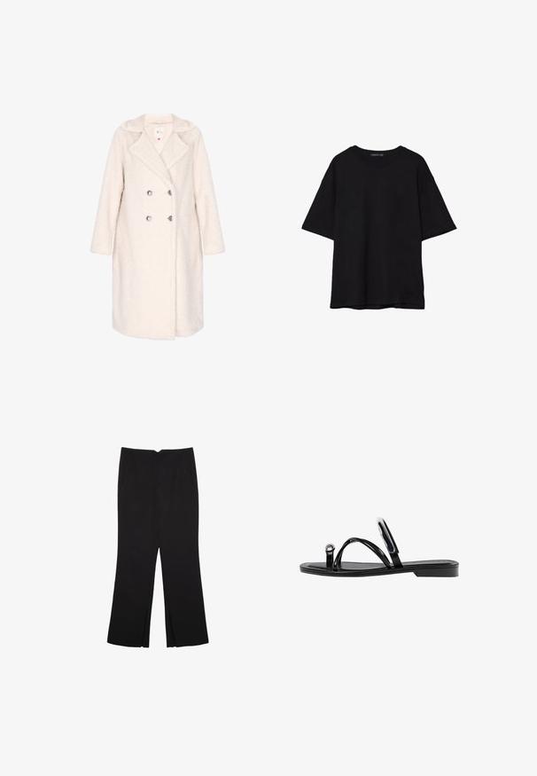 Dvouvrstvý kabát z měkkého off-white materiálu, s texturovaným vnějším povrchem, klopovým límcem a stříbrnými knoflíky. Dlouhé rukávy a délka do kolen.; Černé bavlněné tričko s volným střihem, krátkými rukávy, zaobleným výstřihem a hladkou texturou. Bez viditelných vzorů nebo akcentů.; Černé kalhoty s rovným střihem, s předními kapsami a bočními rozparky na lemu. Vyrobené z jemné, hladké tkaniny. Vhodné na různé příležitosti.; Černé ploché sandály s lesklým povrchem, třemi tenkými popruhy a kulatým kovovým detailem na špičce. Elegantní design s minimálním podpatkem.