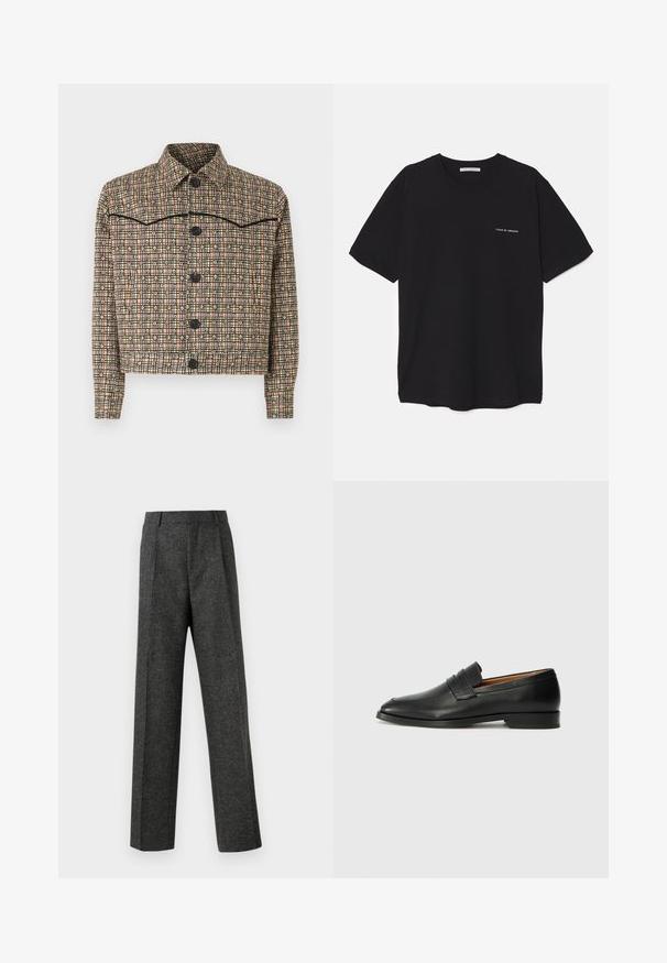 Rutet cropped jakke i beige, pink og sort stof. Har en krave, lange ærmer og fem sorte knapper med et blomsterprint.; Sort bomulds T-shirt med rund hals, korte ærmer og en hvid logo print på venstre bryst. Simpelt, ensfarvet design.; Grå skræddersyede bukser lavet af tekstureret stof, med to frontplicer og lige ben-design. Ingen synlige lommer eller udsmykninger.; Sort læder loafer med rund tå, diskret syning, og lav hæl, der har en glat tekstur og minimalistisk design.