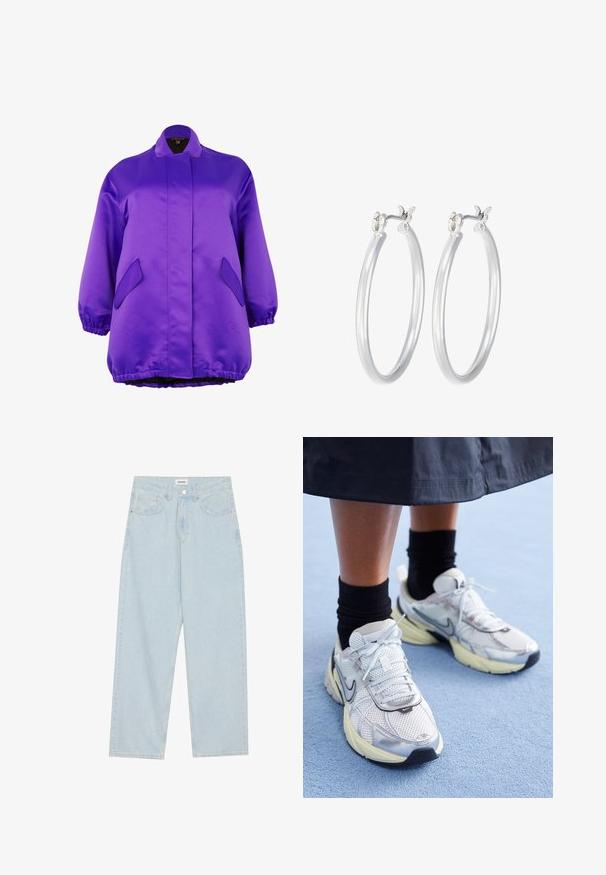 Paarse satijnen jas met eenstaande kraag, elastische manchetten en twee schuine zijzakken. Kenmerkt zich door een losse, oversized pasvorm en een soepele textuur.; Witte geribbelde langemouwen top met een ronde halslijn. Gemaakt van een rekbare stof die het lichaam volgt. Heeft subtiele horizontale lijnen.; Lichtblauwe wijde spijkerbroek van denim, met een middellange taille, vijf zakken en een knoopsluiting met een slanke metalen accent.; Witte en zilveren Nike sneakers van meshstof, met reflecterende accenten en een beige zool. Gedragen met zwarte sokken, staand op een blauwe ondergrond.; Zilveren oorbellen in de vorm van een gladde, gepolijste ring. Ronde vorm met een veilige kliksluiting. Lichtgewicht ontwerp, geschikt voor dagelijks gebruik.