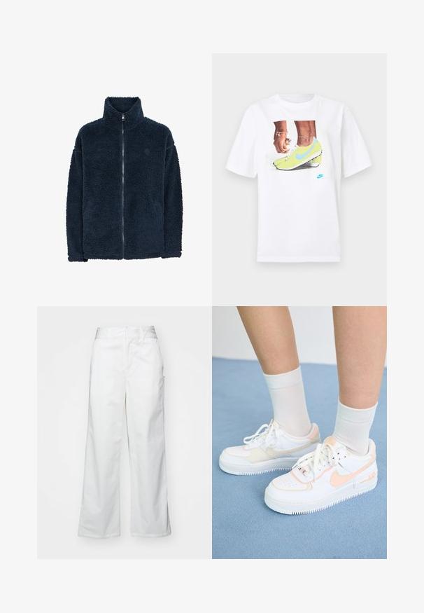 Giacca in pile blu marino con colletto alto, maniche lunghe e zip frontale completa; texture morbida e logo discreto sul petto.; T-shirt bianco in cotone con una grafica di piedi che indossano scarpette Nike gialle con dettagli blu, abbinato a un braccialetto al polso sinistro.; Pantaloni bianchi a gamba larga realizzati in cotone, con una texture liscia, vestibilità dritta, tasche frontali e orlo pulito.; Sneakers bianche con accenti pesca, tomaia in pelle liscia, punta perforata, suola texturizzata e lacci. Indossati con calzini bianchi a sbalzo su una superficie blu.