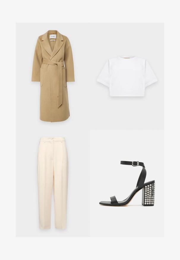 IVY OAK CELIA - Klasický kabát - caramel; Zkrácené bílé tričko vyrobené z měkké látky, má krátké rukávy, kulatý výstřih a žebrované detaily na lemech. Jednoduchý a nezdobený design.; Béžové kalhoty na míru se rovný fit, s plizovanými detaily na přední straně, hladkou texturou a středním pasem. Bez viditelných kapes.; Černé kožené sandály na podpatku s páskem kolem kotníku. Mají čtveratou špičku, hladký povrch a čtvercový blokový podpatek zdobený stříbrnými hroty.
