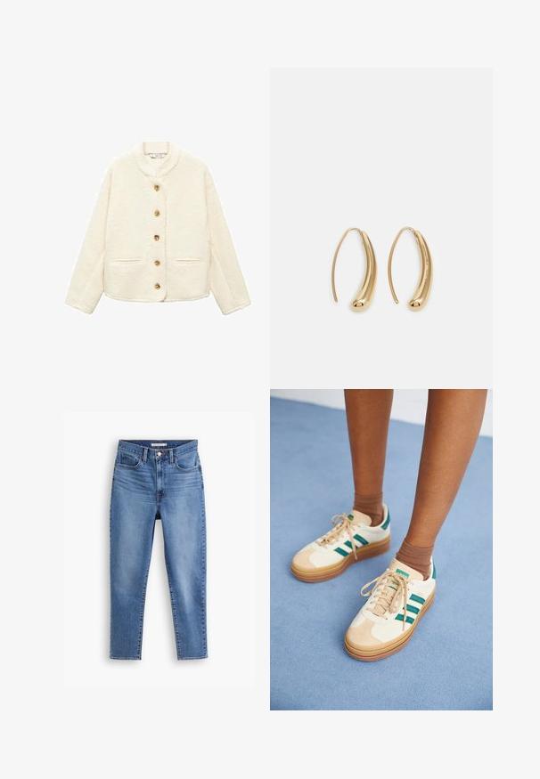 Kremowa polarowa kurtka z kołnierzem szalowym, pięcioma złotymi guzikami i dwoma przednimi kieszeniami. Teksturowany materiał i luźny krój.; Biała koszulka bawełniana z okrągłym dekoltem, krótkimi rękawami, prostym krojem i gładką fakturą. Bez wzorów ani ozdób.; Niebieskie damskie jeansy z wysokim stanem, z zamkiem błyskawicznym i guzikami z przodu, z paskami na pasek oraz pięcioma kieszeniami, leżące na białym tle.; Beżowe sneakersy z ciemnozielonymi paskami, gumowa podeszwa, zamszowa i tekstylna cholewka oraz neutralne dodatki, w połączeniu z brązowymi skarpetami na jasnoniebieskiej powierzchni.; Złote metalowe kolczyki w kształcie obręczy o zakrzywionym, wydłużonym kształcie. Posiadają gładką, błyszczącą powierzchnię oraz zaokrąglony koniec dla dodatkowego efektu.