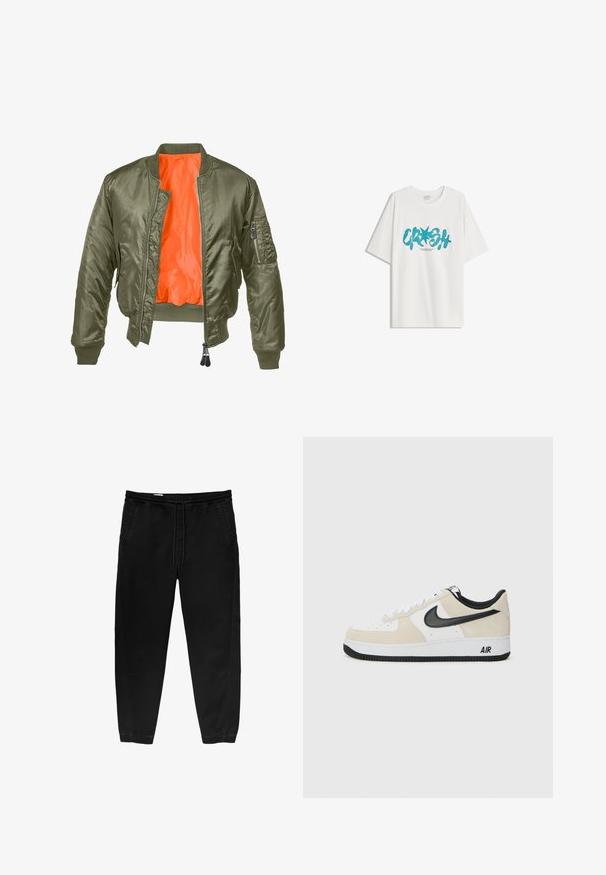 Olijfgroene bomberjack met een ritssluiting aan de voorkant, ribbelmanchetten en een oranje voering. Voorzien van een zijzak met een ritssluiting en een gladde satin textuur.; Bershka SHORT SLEEVE - T-shirt print - white; Zwarte elastische taillebandbroeken met een trekkoord, taps toelopende benen, zijzakken en subtiele stiksels aan de zijkanten. Zachte katoenachtige stof.; Sneakers met een lichtbeige suède en witte leren bovenkant, zwarte Nike swoosh, zwarte accenten en een witte rubberen zool met "AIR" branding.