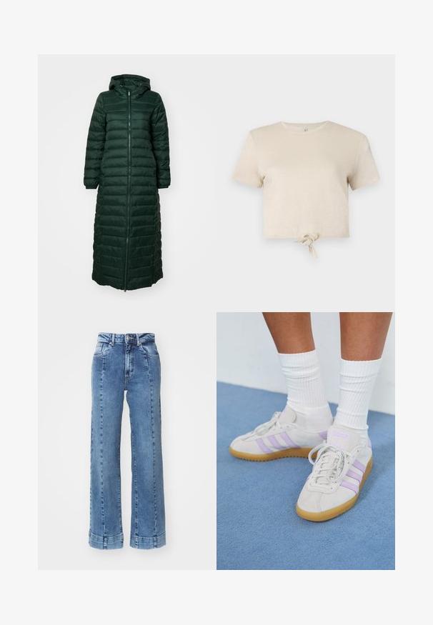 Tamsiai žalia ilga pūkinė striukė su užtrauktuku, kapišonu ir elastiniais rankogaliais; turi siuvinėtą dizainą ir lygų paviršių.; Trumpas smėlio spalvos marškinėliai, pagaminti iš blizgančio audinio, su trumpomis rankovėmis ir mazgo detale apačioje. Lygus audinys ir apvalus iškirpimas.; Šviesiai mėlynos džinsinės platėjančios kelnės su aukštu juosmeniu, turinčios priekines kišenes ir siuvinėjimo detales. Apačia yra pasukta ir siuvama.; Šviesiai pilki zomšiniai sportbačiai su trimis alyvinėmis juostelėmis, guminis padas, plokščios raišteliai ir balti smulkūs raišteliai. Fonas mėlynas.