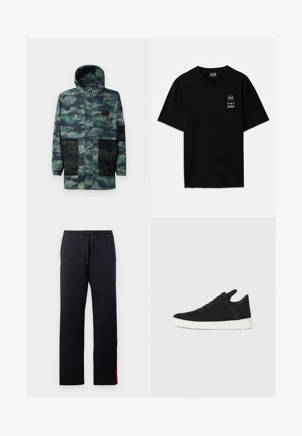 Vodoodporna jakna v zeleni kamuflašni zasnovi, z mrežastimi stranskimi žepi, kapuco na vrvico in sprednjim zadrgo s pokrovom.; Črna bombažna majica s kratkimi rokavi, okroglim izrezom in majhnim logotipom spredaj, ki vključuje simbole za nego v beli barvi.; Črne trenirke s snemnim pasom, zoženimi nogami in rdečimi stranskimi črtami. Mehka, elastična tkanina z gladko teksturo.; Črne semiš športne copate z belo gumijasto podplatom, ki imajo toneče šive in vezalni dizajn. Gladka tekstura z modernim, poenoteno oblikovano silhueto.