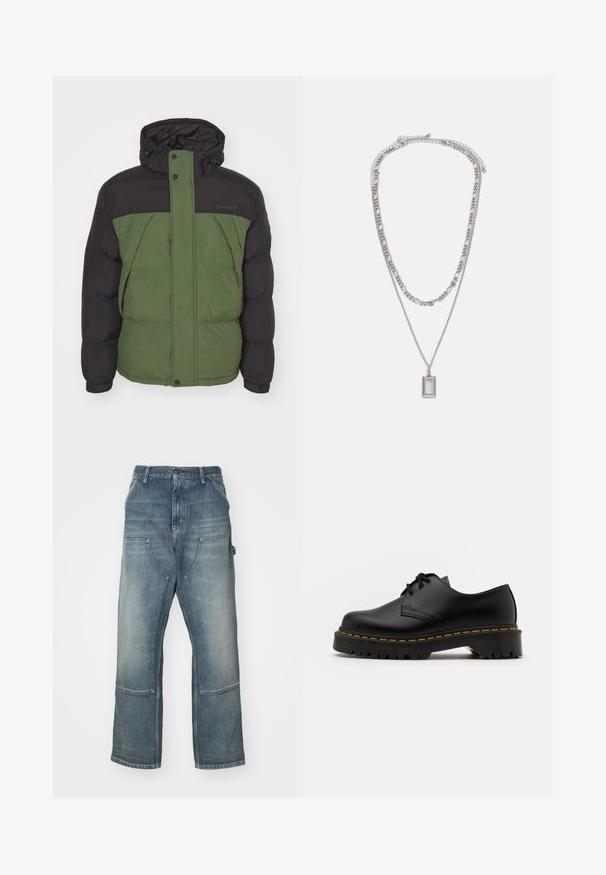 Nafouknutá bunda s černou horní částí a zelenou dolní částí, vyrobená z texturované látky, s kapucí a plným předním zipem.; Černé tričko s dlouhým rukávem vyrobené z bavlny, s kulatým výstřihem a rovnýmsilou, s malým logem na rukávu.; Světlé modré džíny v uvolněném střihu, vyrobené z denimu. Mají široké nohavice, velké přední kapsy a kontrastní stehy.; Černá kůže šněrovací boty s kulatou špičkou, texturovanou gumovou podrážkou a žlutým prošíváním kolem základny. Plný design a hladký povrch.; Stříbrný náhrdelník se dvěma vrstvenými řetízky; obsahuje obdélníkový přívěsek s hladkým povrchem, který se vyznačuje leštěným kovovým vzhledem.