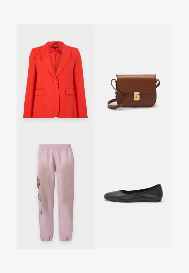 Rode op maat gemaakte blazer van gladde stof. Heeft gesneden revers, twee frontzakken, een enkele knoopsluiting en een getailleerd ontwerp.; Witte korte mouwen t-shirt van ribstof. Ronde halslijn, normale pasvorm en subtiele stiksels. Geen patronen of grafische elementen.; Roze sweatpants met een elastische tailleband, voorzien van decoratieve patches in ruitvorm aan de linkerkant en elastische boorden bij de enkel.; Zwarte leren ballerina met een ronde neus, gladde textuur, minimale stikdetails en een flexibele zoolontwerp.; Bruine leren handtas met een klep sluiting, gouden hardware, een schouderband en een gladde textuur. Compact rechthoekige vorm.