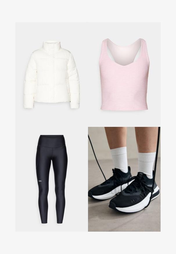 Weißer Daunenjacke mit hohem Kragen, mit gesteppten Abschnitten, einem vorderen Reißverschluss und leicht gepufften Ärmeln. Glatte Textur.; Hellrosa, ärmelloses, kurzes Tanktop aus weichem Material, mit V-Ausschnitt und Racerback-Design sowie einer glatten Textur.; Schwarze Leggings aus glattem, elastischem Material mit einem hohen Bund. Mit einem weißen Logo auf dem linken Oberschenkel und tailliertem Design.; Schwarze Sportschuhe aus strukturiertem Stoff, mit weißer Sohle und schwarzen Schnürsenkeln. Tragen mit weißen gerippten Socken, stehen auf einer hellen Fläche.