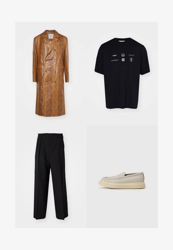 Nanushka SVERRE - Klassisk kappa / rock - cashew; Svart bomull t-shirt med olika vita logotyper och symboler på framsidan, med en klassisk rund krage och korta ärmar.; Svarta plisserade byxor med en rak, bred bendesign. Tillverkade av ett slätt tyg, med knäppning fram och bälteshällor.; The Antipode Slip-ins - earth