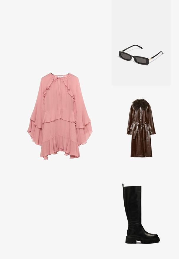 Hnedý kožený kabát s lesklým povrchom, ktorý má kučeravý textúrovaný golier, dlhé rukávy a zodpovedajúci opasok v páse.; Ružové šifónové šaty s voľným strihom, zdobené volánmi na výstrihu, rukávoch a leme, s viazaním na krku.; Čierne kožené čižmy po kolená so štýlovým dizajnom, zaoblenou špičkou a masívnou gumovou podrážkou s hlbokými drážkami a pútkom na vrchu.; Čierne obdĺžnikové slnečné okuliare s tmavými šošovkami, lesklými plastovými rámami a zlatými akcentmi na spánkoch. Minimalistický dizajn a štíhly tvar.
