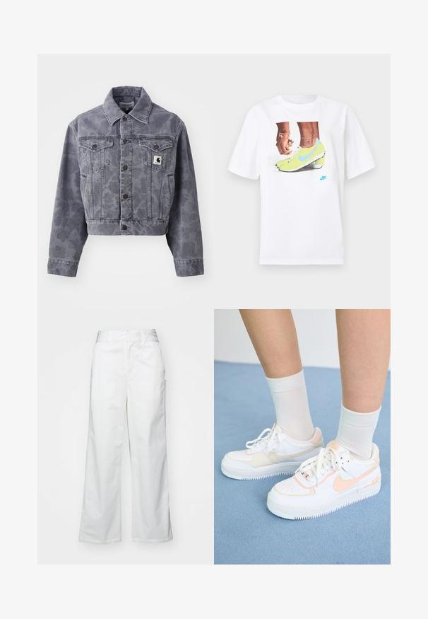 Rövidített szürke farmerdzseki, finom mintázattal, gombos elülső résszel, hegyes gallérral és két mellzsebbel, amelyeken logós címke található.; Fehér pamut póló, amelyen sárga Nike cipőben lévő lábak grafika található kék részletekkel, bal csuklón pedig egy karkötő látható.; Fehér, bő szárú nadrág, pamutból készült, sima textúrával, egyenes szabással, elülső zsebekkel és tiszta szegéllyel.; Fehér sportcipők barack színű díszítéssel, sima bőr felsőrész, perforált orr, texturált talp és fűzők. Fehér crew zoknikkal viselve egy kék felületen.