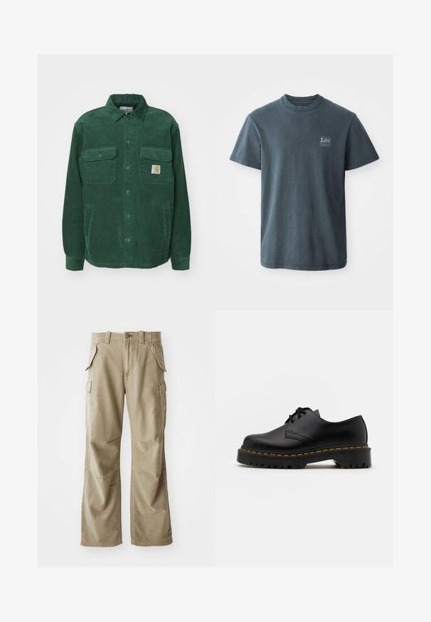 Carhartt WIP - Kurtka przejściowa; Czarnoszary t-shirt bawełniany z okrągłym dekoltem, krótkimi rękawami i małym nadrukowanym logo po lewej stronie. Klasyczny krój z prostym dołem.; Beżowe spodnie cargo wykonane z wytrzymałego materiału, charakteryzujące się luźnym krojem, wieloma kieszeniami bocznymi i wzmocnionymi kolanami. Płaski przód.; Czarne skórzane buty na sznurówki z zaokrąglonym noskiem, teksturowaną gumową podeszwą i żółtym przeszyciem wokół podstawy. Płaski design i gładkie wykończenie.