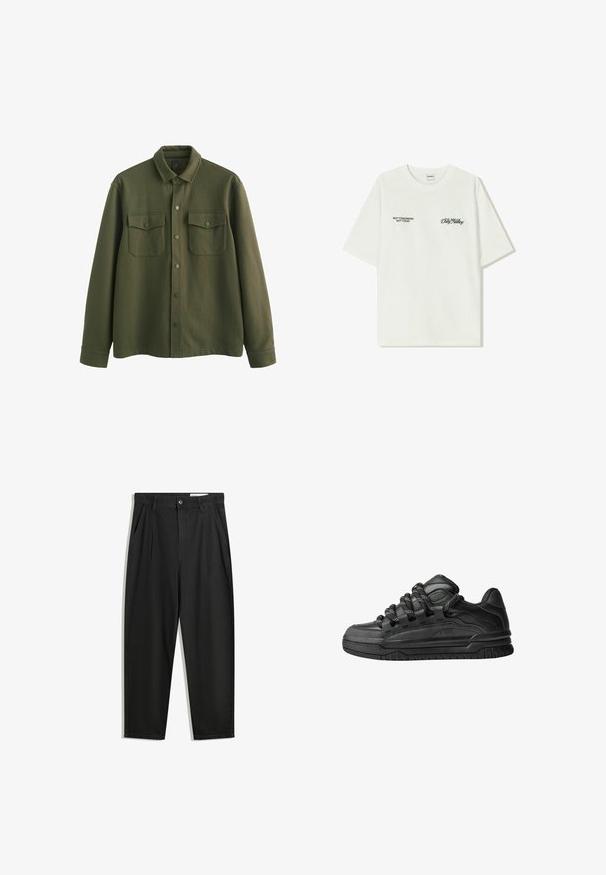 Olijfgroene shirtjas van gestructureerde stof, met een knoopsluiting aan de voorkant, twee borstzakken met flappen en lange mouwen met manchetten.; Witte katoenen T-shirt met korte mouwen. Aan de voorkant staat in zwarte tekst: "NIET MORGEN NIET VANDAAG" en "DE KUNST VAN VUIL VERPLAATSEN" in groene cursieve letters.; Zwarte katoenen broeken met een losse pasvorm, voorzien van een klassieke tailleband, voorplooien en zijzakken. Gladde structuur zonder patronen.; Zwarte sneakers met een glad leren bovenwerk, gearceerde accenten en ronde zwart-witte veters. Dikke rubberen zool met een geprofileerd loopvlak.
