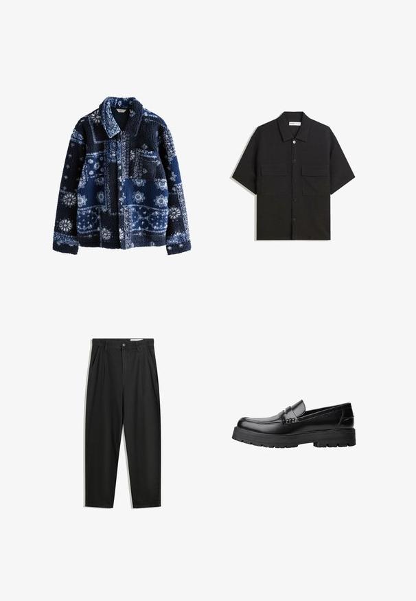 Marineblauwe fleecejack met een gestructureerd, fluffy oppervlak, gekenmerkt door een geometrisch patroon in lichtere tinten en een kraag, met één borstzak.; Zwarte shirt met korte mouwen van stof met een gladde textuur, voorzien van twee voorzakken, een klassieke kraag en een knoopsluiting.; Zwarte katoenen broeken met een losse pasvorm, voorzien van een klassieke tailleband, voorplooien en zijzakken. Gladde structuur zonder patronen.; Zwarte leren loafer met een chunky profielzool en een decoratieve band over de bovenkant, weergegeven in het linkerzijprofiel op een witte achtergrond.