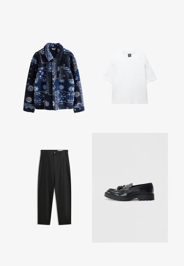 Marineblauwe fleecejack met een gestructureerd, fluffy oppervlak, gekenmerkt door een geometrisch patroon in lichtere tinten en een kraag, met één borstzak.; Witte t-shirt met korte mouwen van katoen, met een ronde hals en een relaxte fit met rechte zoom. Geen patronen of versieringen.; Zwarte katoenen broeken met een losse pasvorm, voorzien van een klassieke tailleband, voorplooien en zijzakken. Gladde structuur zonder patronen.; Zwarte leren loafers met een glanzende afwerking, een dikke rubberen zool en een decoratieve kwastdetail aan de voorkant.